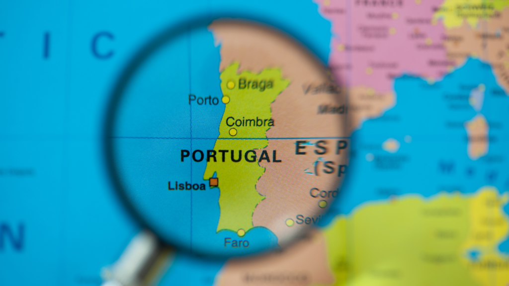 Imagem de uma lupa indicando Portugal no mapa.